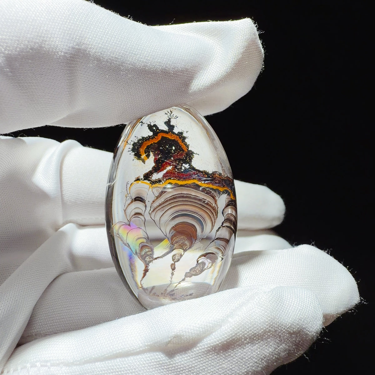 Sculptural Quartz with Golden-Brown Iron Oxide Inclusions 45.2 × 27 × 16.8 mm