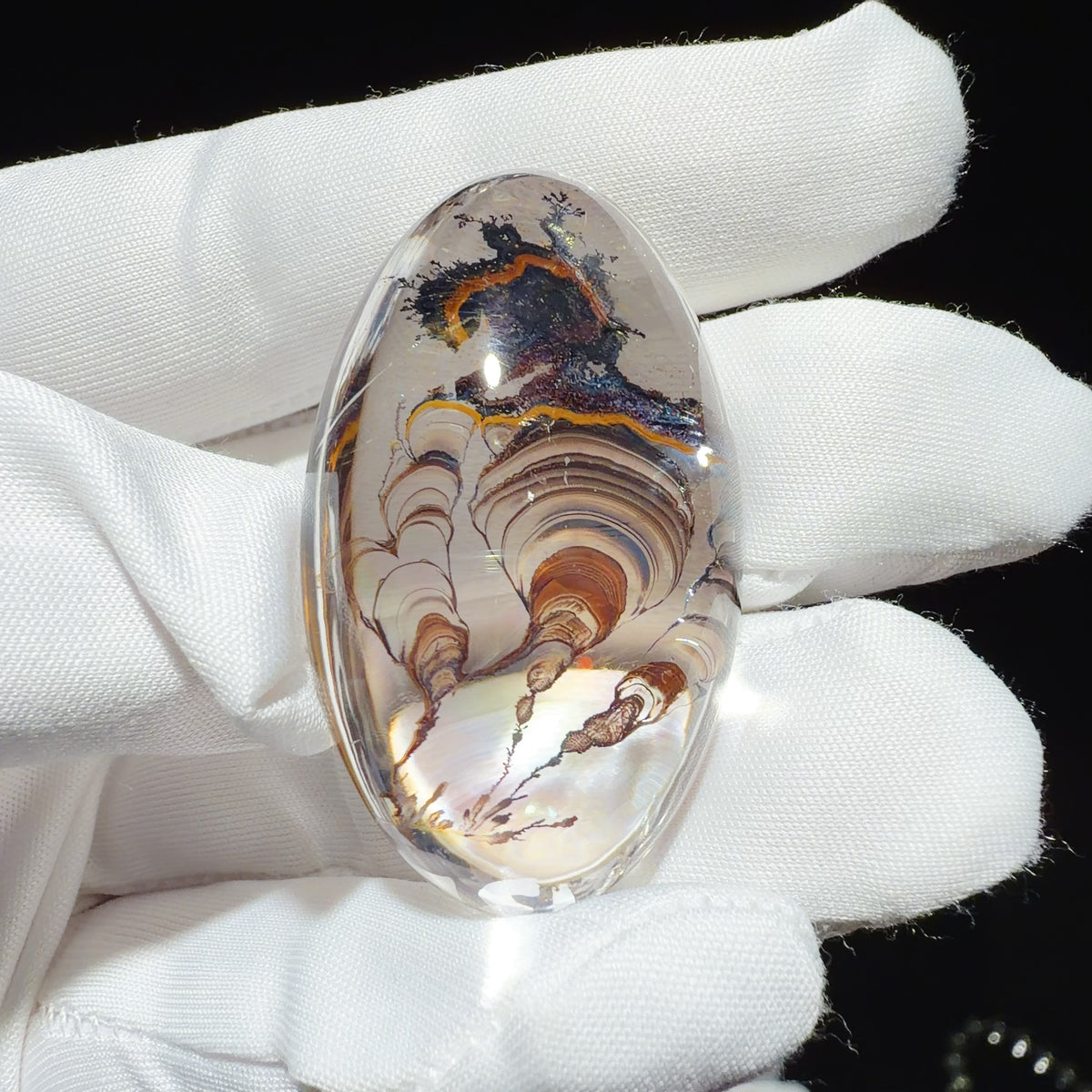 Sculptural Quartz with Golden-Brown Iron Oxide Inclusions 45.2 × 27 × 16.8 mm